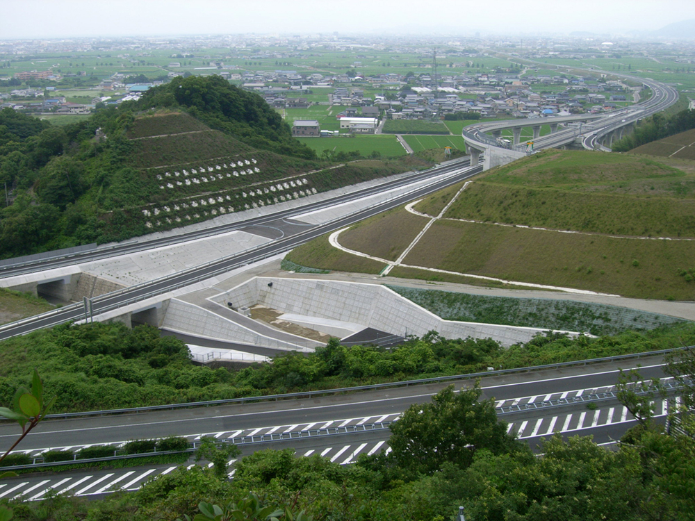 四国横断自動車道 鳴門～北島間附帯工工事 吉成建設株式会社
